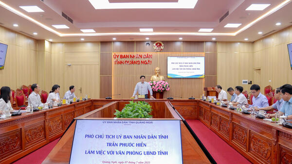 Phó Chủ tịch UBND tỉnh Trần Phước Hiền làm việc với Văn phòng UBND tỉnh