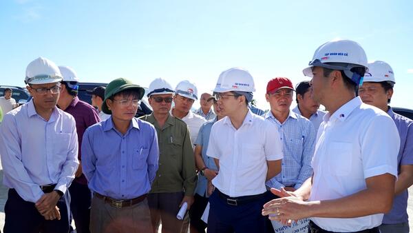 Phó Chủ tịch UBND tỉnh Nguyễn Ngọc Sâm kiểm tra thực tế dự án đường bộ cao tốc Bắc- Nam, đoạn Quảng Ngãi- Hoài Nhơn