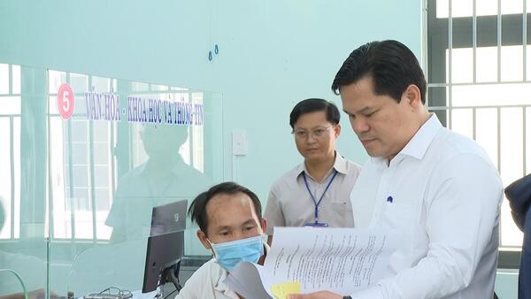Phó Chủ tịch UBND tỉnh Trần Phước Hiền kiểm tra tình hình hoạt động của Trung tâm Phục vụ Hành chính công phường Sa Huỳnh