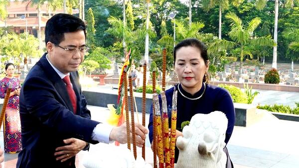 Lãnh đạo tỉnh viếng nghĩa trang liệt sĩ nhân kỷ niệm 80 năm Ngày Quốc khánh nước Cộng hòa xã hội chủ nghĩa Việt Nam
