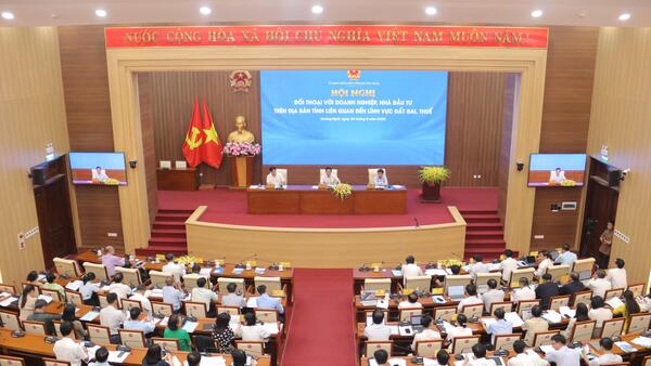 Lãnh đạo tỉnh đối thoại với doanh nghiệp, nhà đầu tư về lĩnh vực đất đai và thuế