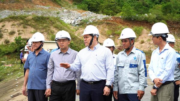 Phó Chủ tịch UBND tỉnh Trần Phước Hiền kiểm tra tiến độ dự án thủy điện Trà Khúc 1