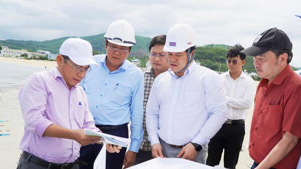 Phó Chủ tịch UBND tỉnh Trần Phước Hiền kiểm tra tiến độ dự án Đê chắn cát, giảm sóng và nạo vét thông luồng cảng cá Sa Huỳnh