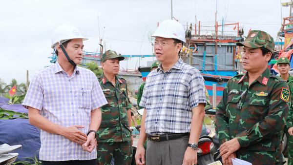 Phó Chủ tịch UBND tỉnh Nguyễn Công Hoàng kiểm tra công tác ứng phó bão số 13 tại phường Trà Câu