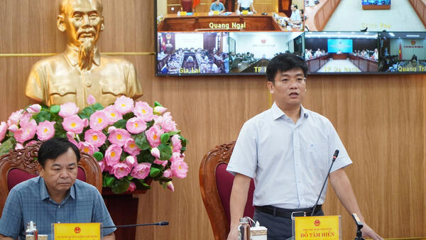 Phó Thủ tướng Trần Hồng Hà họp khẩn với các địa phương về công tác ứng phó Bão số 13 (Kalmaegi)