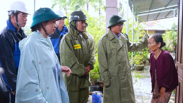 Phó Chủ tịch UBND tỉnh Nguyễn Ngọc Sâm đi kiểm tra tình hình ứng phó bão số 13 tại xã Mộ Đức và xã Mỏ Cày