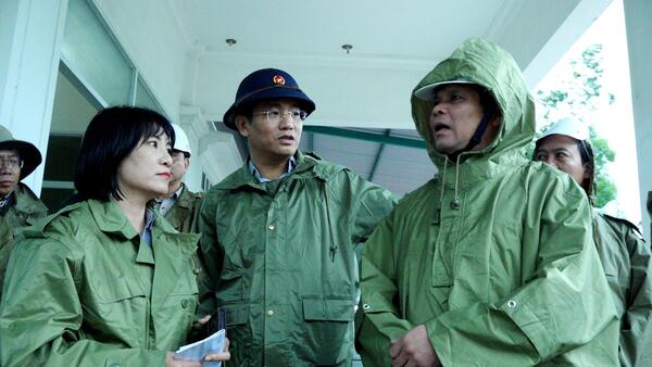 Lãnh đạo tỉnh kiểm tra công tác di dời người dân để ứng phó bão số 13 trên địa bàn xã Khánh Cường và phường Sa Huỳnh