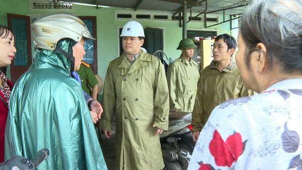 Phó Chủ tịch UBND tỉnh Trần Phước Hiền kiểm tra công tác ứng phó với bão, lũ tại các địa phương