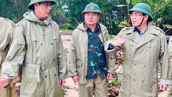 Chủ tịch UBND tỉnh Nguyễn Hoàng Giang kiểm tra công tác triển khai phương án di dời người dân để ứng phó bão số 13 tại xã Long Phụng