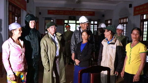 Phó Chủ tịch UBND tỉnh Nguyễn Ngọc Sâm kiểm tra công tác ứng phó bão số 13 tại xã Minh Long và xã Sơn Mai