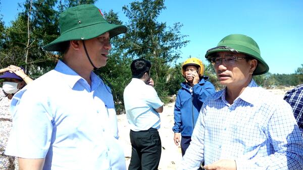 Phó Chủ tịch UBND tỉnh Nguyễn Ngọc Sâm chỉ đạo khắc phục sạt lở tại xã Long Phụng