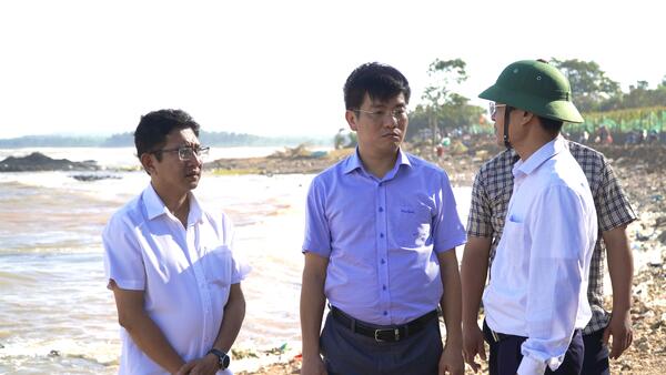 Phó Chủ tịch UBND tỉnh Đỗ Tâm Hiển kiểm tra công tác khắc phục hậu quả bão số 13 tại xã Vạn Tường và Tịnh Khê