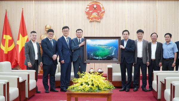 Chủ tịch UBND tỉnh Nguyễn Hoàng Giang tiếp lãnh đạo Công ty HD Huyndai Quảng Ngãi