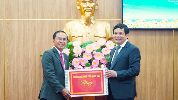 Đoàn đại biểu HĐND tỉnh Sa-la-van (Lào) thăm, chúc Tết tỉnh Quảng Ngãi