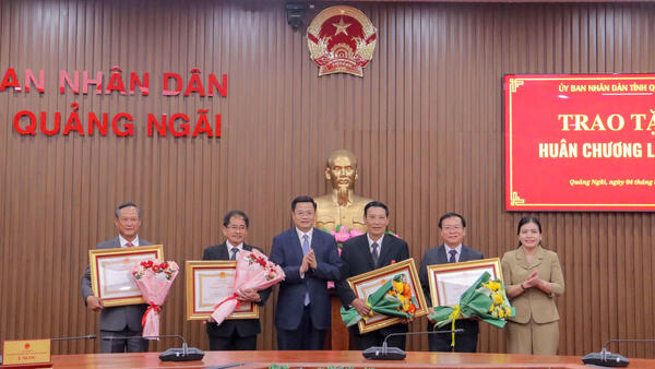 Trao Huân chương Lao động cho các đồng chí nguyên lãnh đạo tỉnh