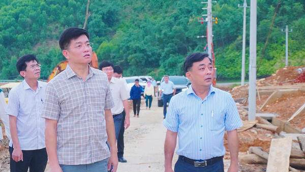 Phó Chủ tịch UBND tỉnh Đỗ Tâm Hiển kiểm tra thực tế và làm việc với các xã Trà Bồng và Tây Trà Bồng
