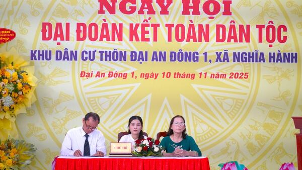 Chủ tịch UBND tỉnh Nguyễn Hoàng Giang dự Ngày hội Đại đoàn kết toàn dân tộc tại Khu dân cư thôn Đại An Đông 1, xã Nghĩa Hành