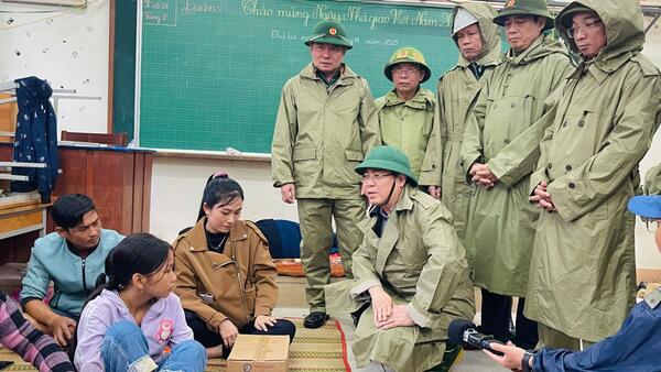 Chủ tịch UBND tỉnh Nguyễn Hoàng Giang kiểm tra công tác triển khai phương án di dời người dân để ứng phó bão số 13 tại xã Long Phụng