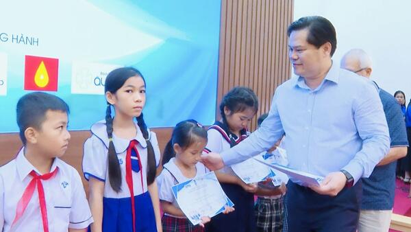 Lãnh đạo tỉnh dự và trao học bổng thắp sáng ước mơ cho các em học sinh, sinh viên