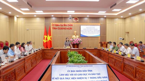 Phó Chủ tịch Thường trực UBND tỉnh Y Ngọc chủ trì làm việc với Sở Giáo dục và Đào tạo