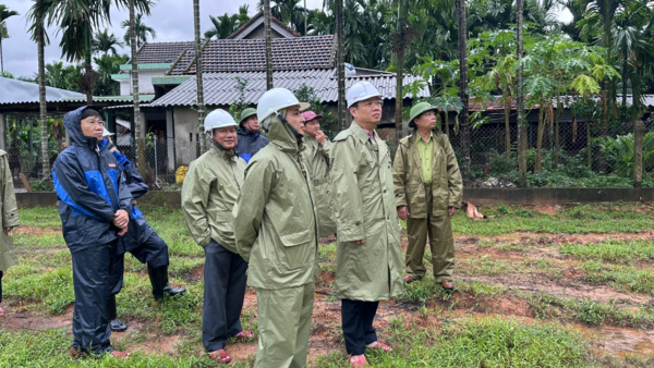 Phó Chủ tịch UBND tỉnh Nguyễn Công Hoàng đi kiểm tra công tác ứng phó bão số 13 tại một số địa phương trước khi bão đổ bộ