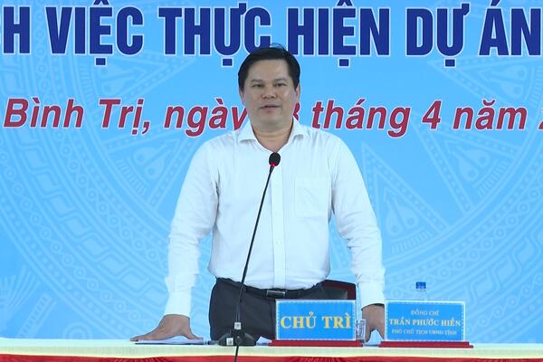 Lãnh đạo UBND tỉnh tiếp xúc, gặp gỡ với Nhân dân thôn Lệ Thủy để thông tin, trao đổi về một số nội dung liên quan dự án Nhà máy Bột - Giấy VNT19