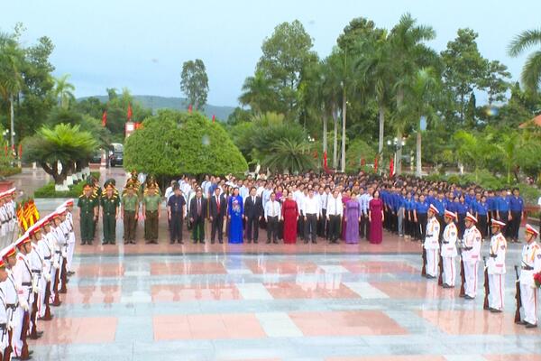 Lãnh đạo tỉnh viếng Nghĩa trang liệt sĩ nhân kỷ niệm 78 năm Ngày Thương binh - Liệt sĩ