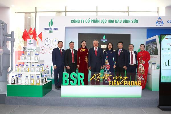 Phó Thủ tướng Thường trực Chính phủ Nguyễn Hoà Bình tham quan gian hàng của BSR tại Đại hội đại biểu Đảng bộ tỉnh Quảng Ngãi nhiệm kỳ 2025 - 2030