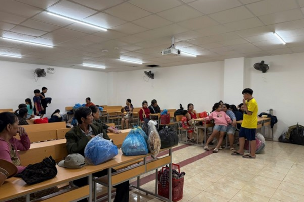 Thép Hòa Phát Dung Quất hỗ trợ người dân Quảng Ngãi nơi tránh trú bão an toàn