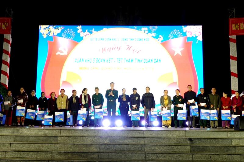 Lãnh đạo tỉnh dự Ngày hội “Xuân khu 5 đoàn kết - Tết thắm tình quân dân” tại huyện Ba Tơ