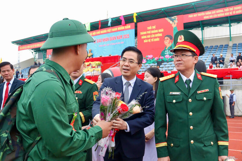 Chủ tịch UBND tỉnh Nguyễn Hoàng Giang dự lễ giao, nhận quân tại thành phố Quảng Ngãi