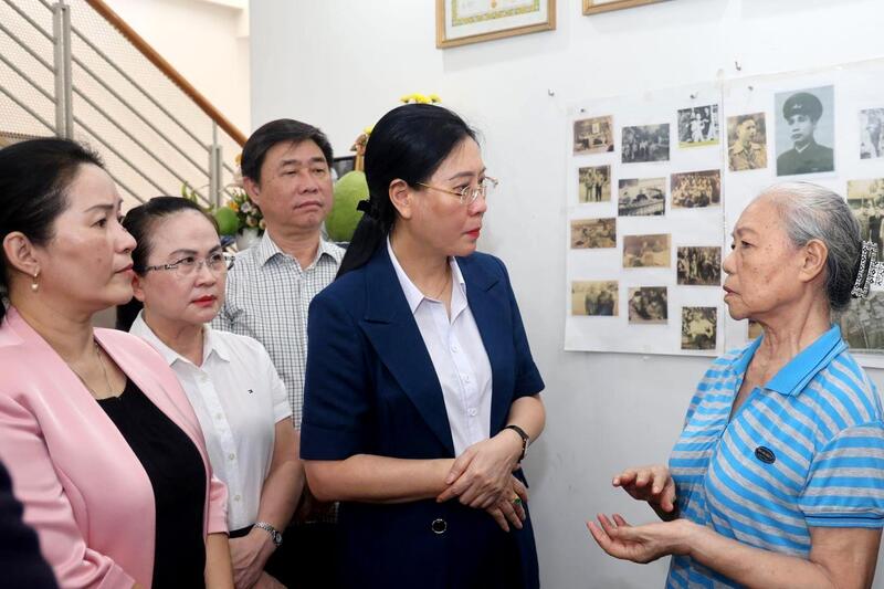 Bí thư Tỉnh ủy Bùi Thị Quỳnh Vân thăm, viếng hương các thành viên Đội Du kích Ba Tơ tại TP.Hồ Chí Minh