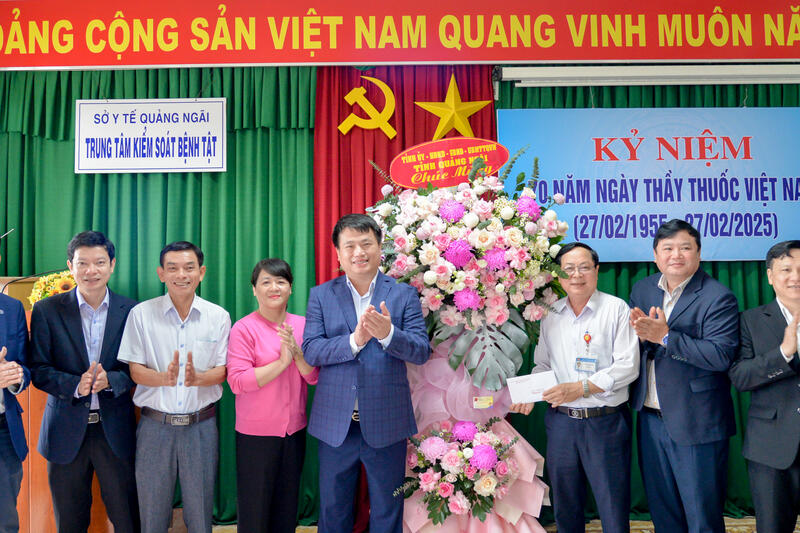 Phó Bí thư Thường trực Tỉnh uỷ, Trưởng Đoàn ĐBQH tỉnh Đặng Ngọc Huy thăm các đơn vị Y tế nhân Ngày Thầy thuốc Việt Nam
