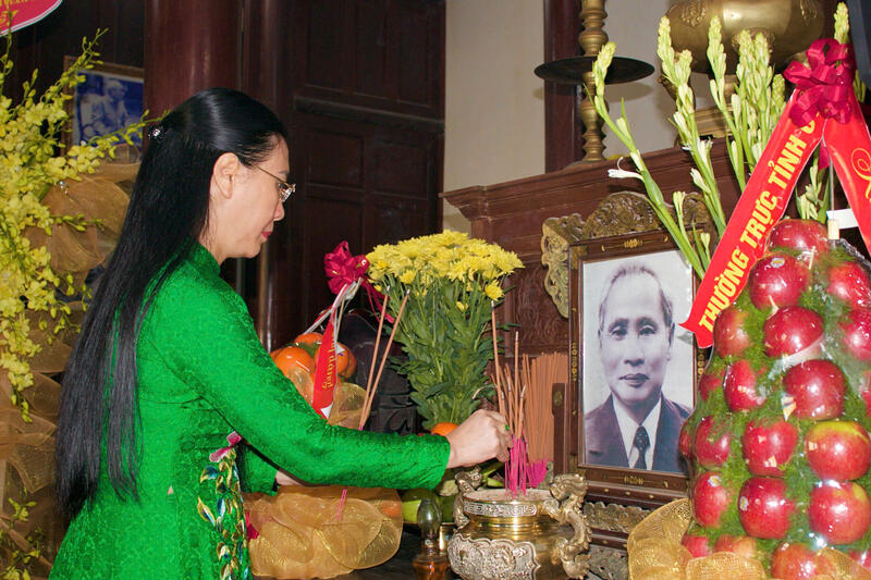 Lãnh đạo tỉnh dâng hương Kỷ niệm 119 năm Ngày sinh cố Thủ tướng Phạm Văn Đồng