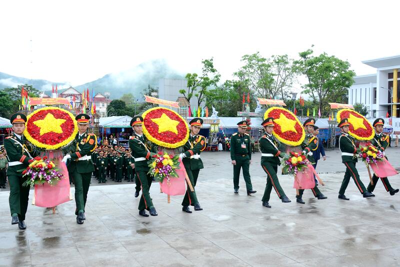 Dâng hương tưởng nhớ các anh hùng, liệt sĩ nhân kỷ niệm 80 năm Ngày Khởi nghĩa Ba Tơ