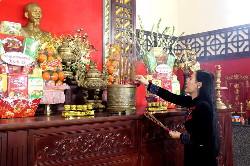 Lãnh đạo tỉnh viếng nghĩa trang liệt sĩ nhân kỷ niệm 50 năm Ngày Giải phóng tỉnh Quảng Ngãi