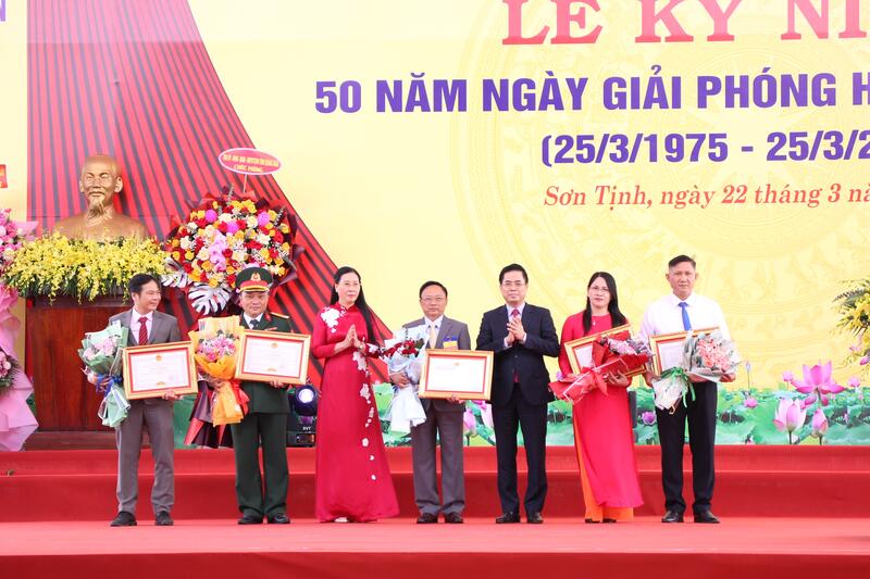 Lãnh đạo tỉnh dự Lễ Kỷ niệm 50 năm Ngày Giải phóng huyện Sơn Tịnh