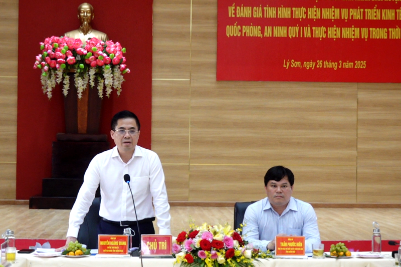 Chủ tịch UBND tỉnh Nguyễn Hoàng Giang làm việc với UBND huyện Lý Sơn và dự Lễ kỷ niệm 50 năm Ngày giải phóng huyện Lý Sơn