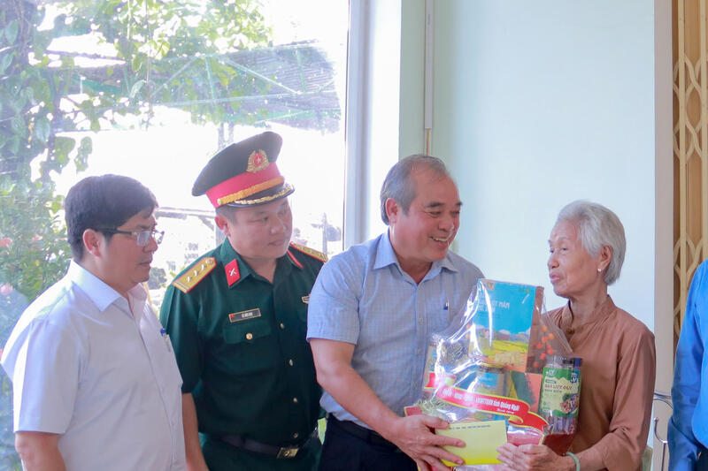Phó Chủ tịch Thường trực UBND tỉnh Trần Hoàng Tuấn thăm cựu chiến binh nhân Kỷ niệm 60 năm Ngày Chiến thắng Ba Gia