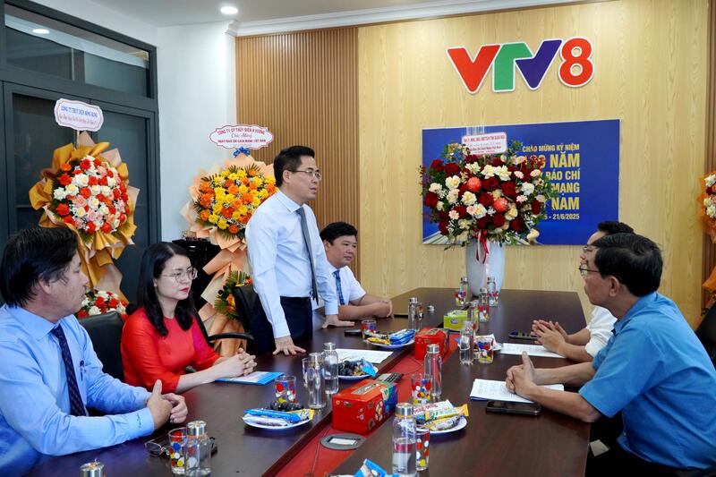 Chủ tịch UBND tỉnh Nguyễn Hoàng Giang thăm, chúc mừng các cơ quan báo chí