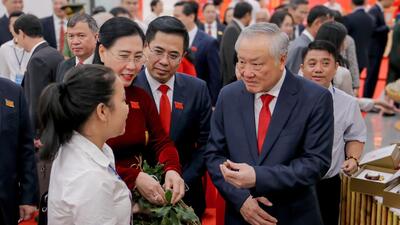 Politburo Member and Standing Deputy Prime Minister Nguyễn Hoà Bình visited the OCOP product booths and exhibition area