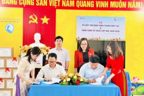 Supporting equipment for libraries and donating classroom bookshelves to schools in Quảng Ngãi province