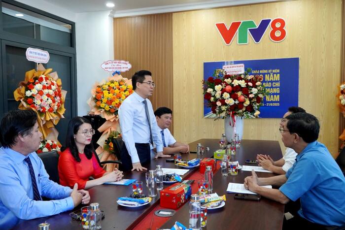 Chairman of the Provincial People's Committee Nguyễn Hoàng Giang congratulates press agencies on the occasion of 100th anniversary of Vietnam Revolutionary Press Day