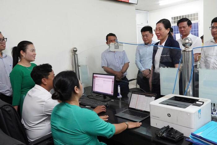 Province’s Secretary Bùi Thị Quỳnh Vân inspects  preparation for the two-tier local government model in Bình Sơn district