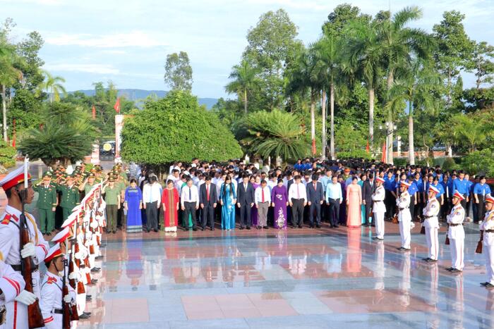 Delegation of Quảng Ngãi Provincial People's Council offers incense to commemorate Heroes and Martyrs