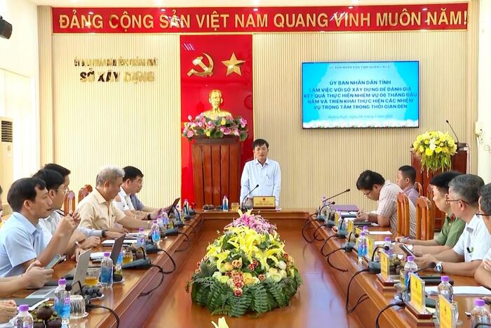 Vice Chairman of the Provincial People's Committee, Nguyễn Ngọc Sâm, works with Department of Construction