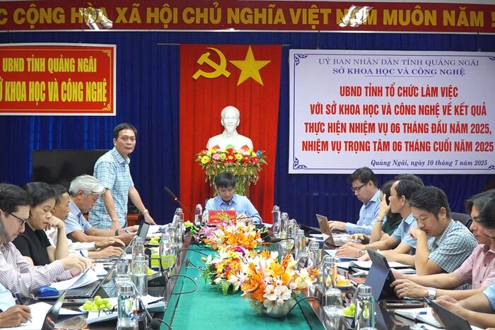 Vice Chairman of the PPC Nguyễn Ngọc Sâm works with the DoST