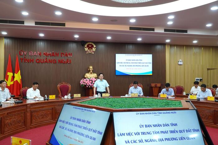 PPC’s Chairman Nguyễn Hoàng Giang works with Provincial Land Fund Development Center
