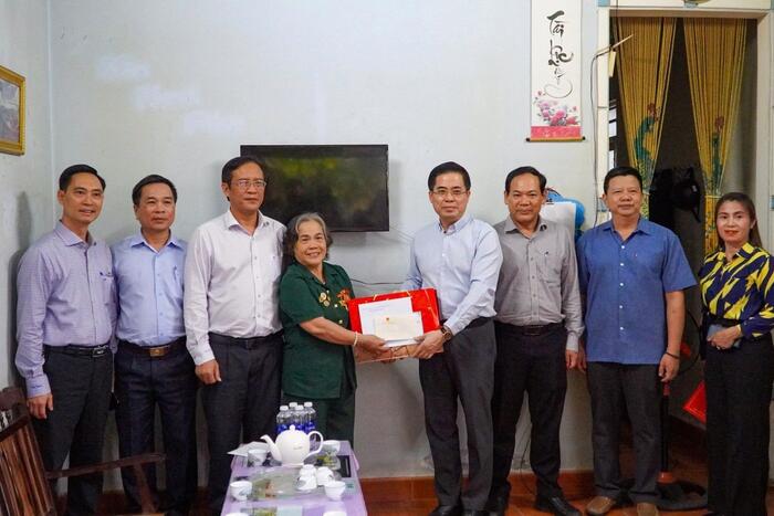 Quảng Ngãi PPC’s Chairman visits policy beneficiaries in Đăk Cấm Ward