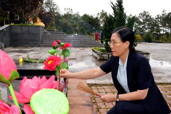 Provincial Party Secretary Bùi Thị Quỳnh Vân pays tribute at Măng Đen Martyrs’ Cemetery and Kon Braih Victory Historical Site